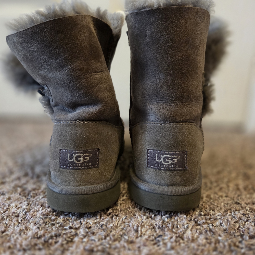 UGG Bailey Button - Picture 2 of 6